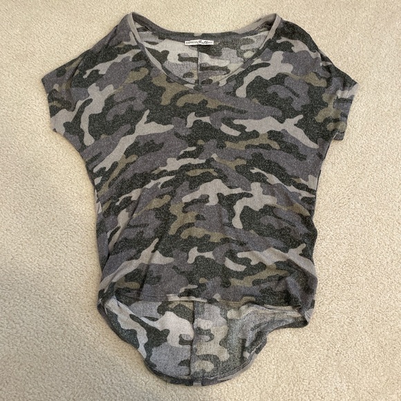 Camouflage V-Neck Short Sleeve Tee - Picture 3 of 4